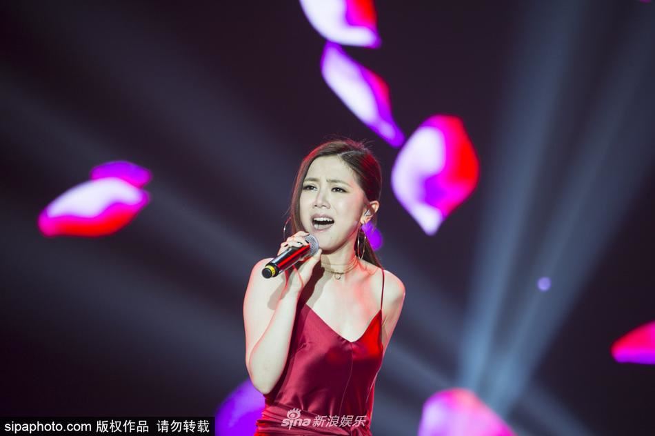 女神真会穿！邓紫棋红色吊带现身！大露美背好性感