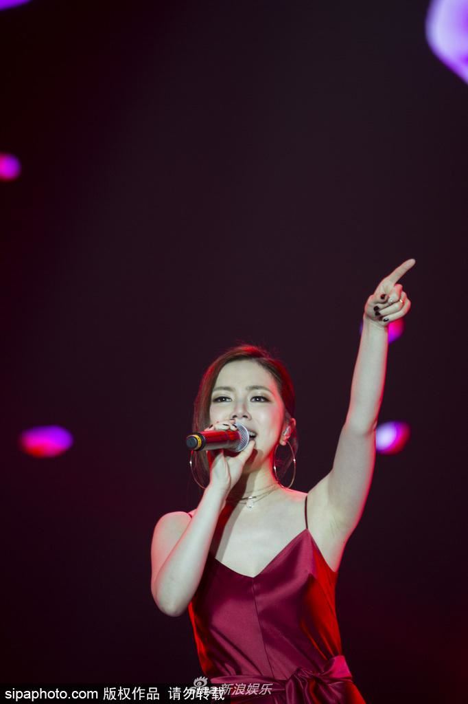 女神真会穿！邓紫棋红色吊带现身！大露美背好性感