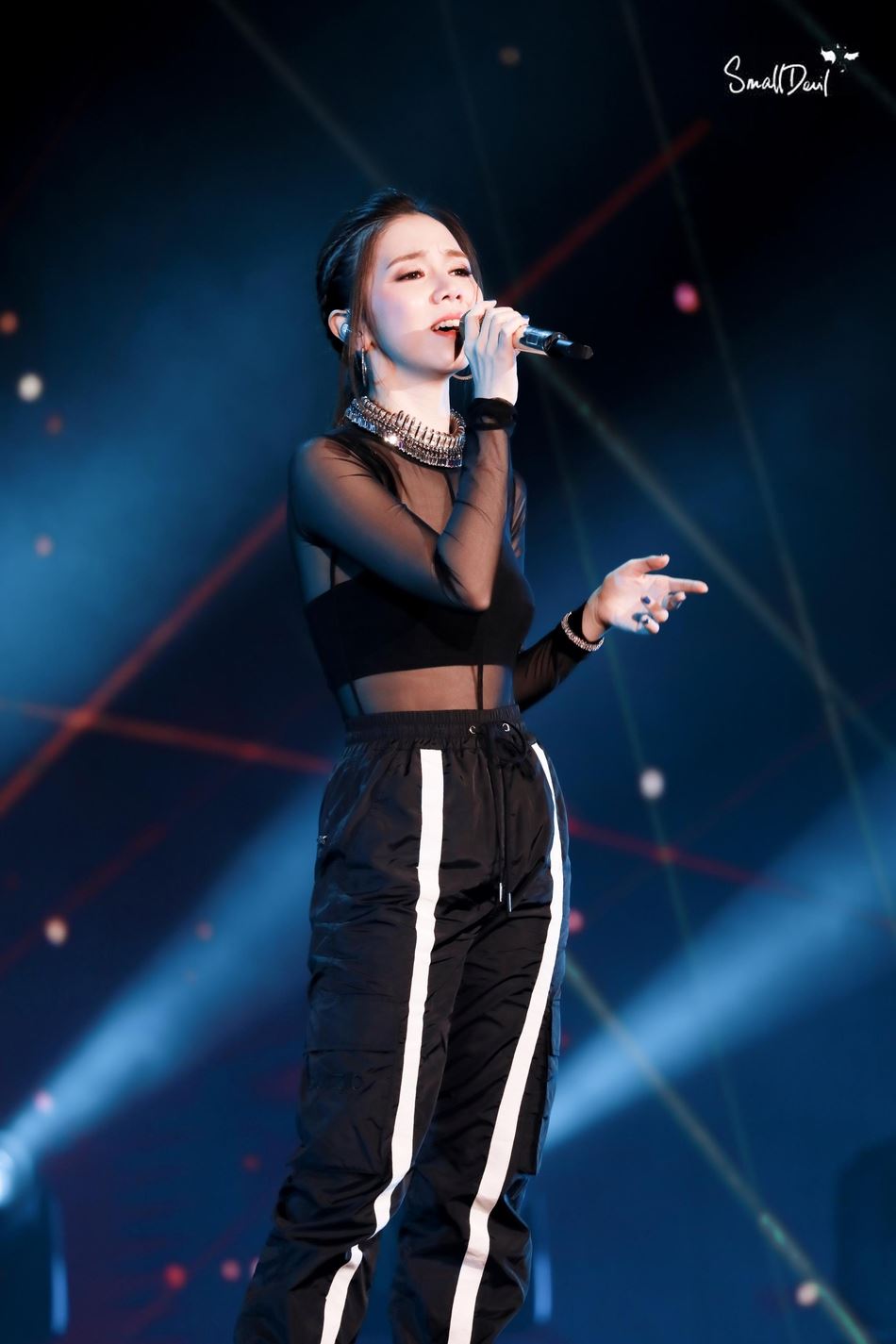 邓紫棋穿薄纱！里面只有小可爱！网友：太sexy了