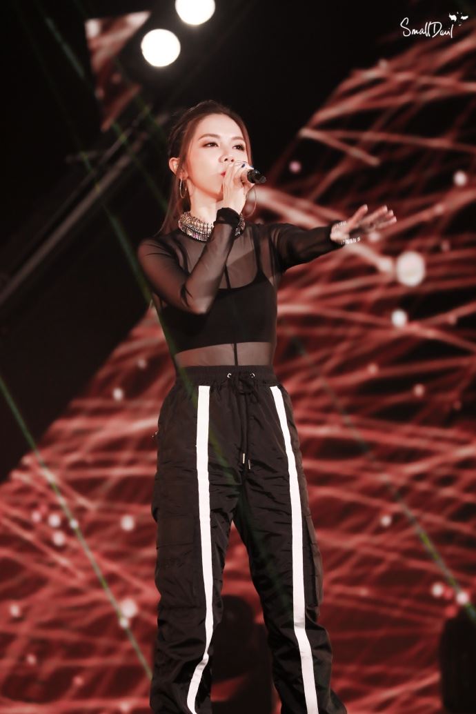 邓紫棋穿薄纱！里面只有小可爱！网友：太sexy了