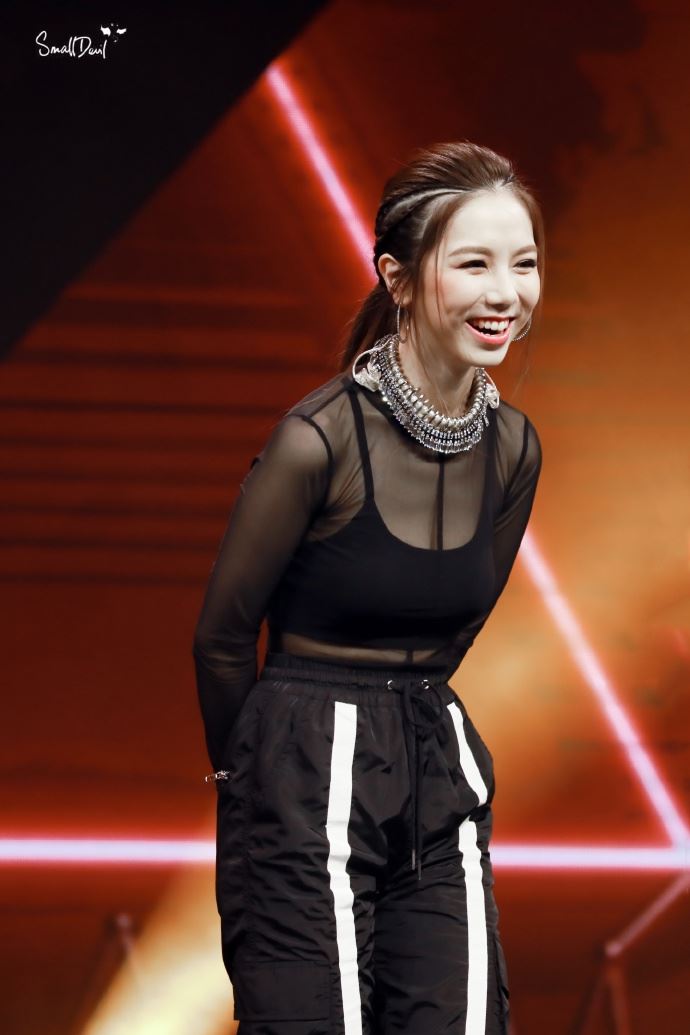 邓紫棋穿薄纱！里面只有小可爱！网友：太sexy了