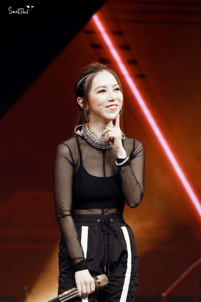 邓紫棋穿薄纱！里面只有小可爱！网友：太sexy了