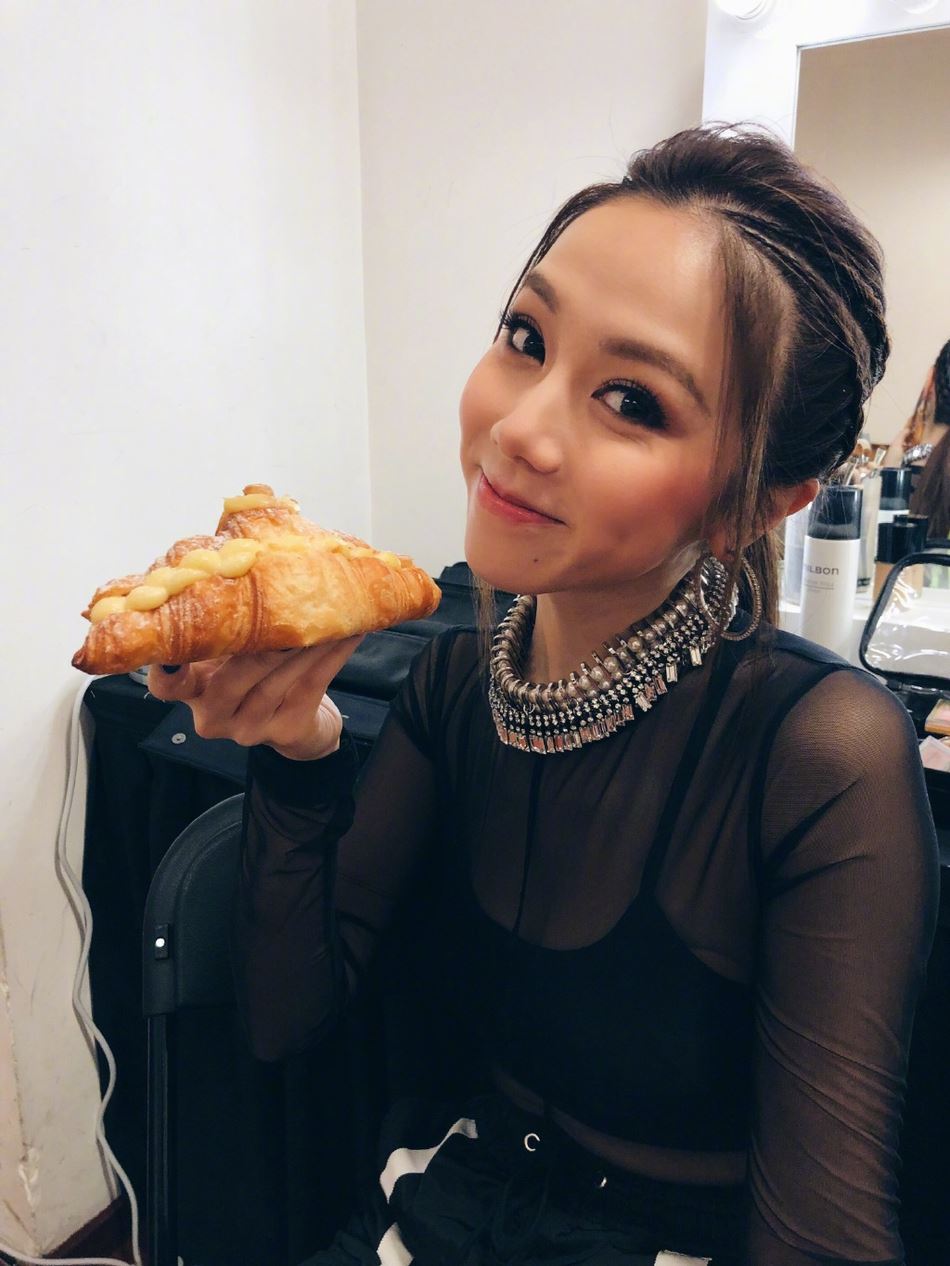 邓紫棋穿薄纱！里面只有小可爱！网友：太sexy了