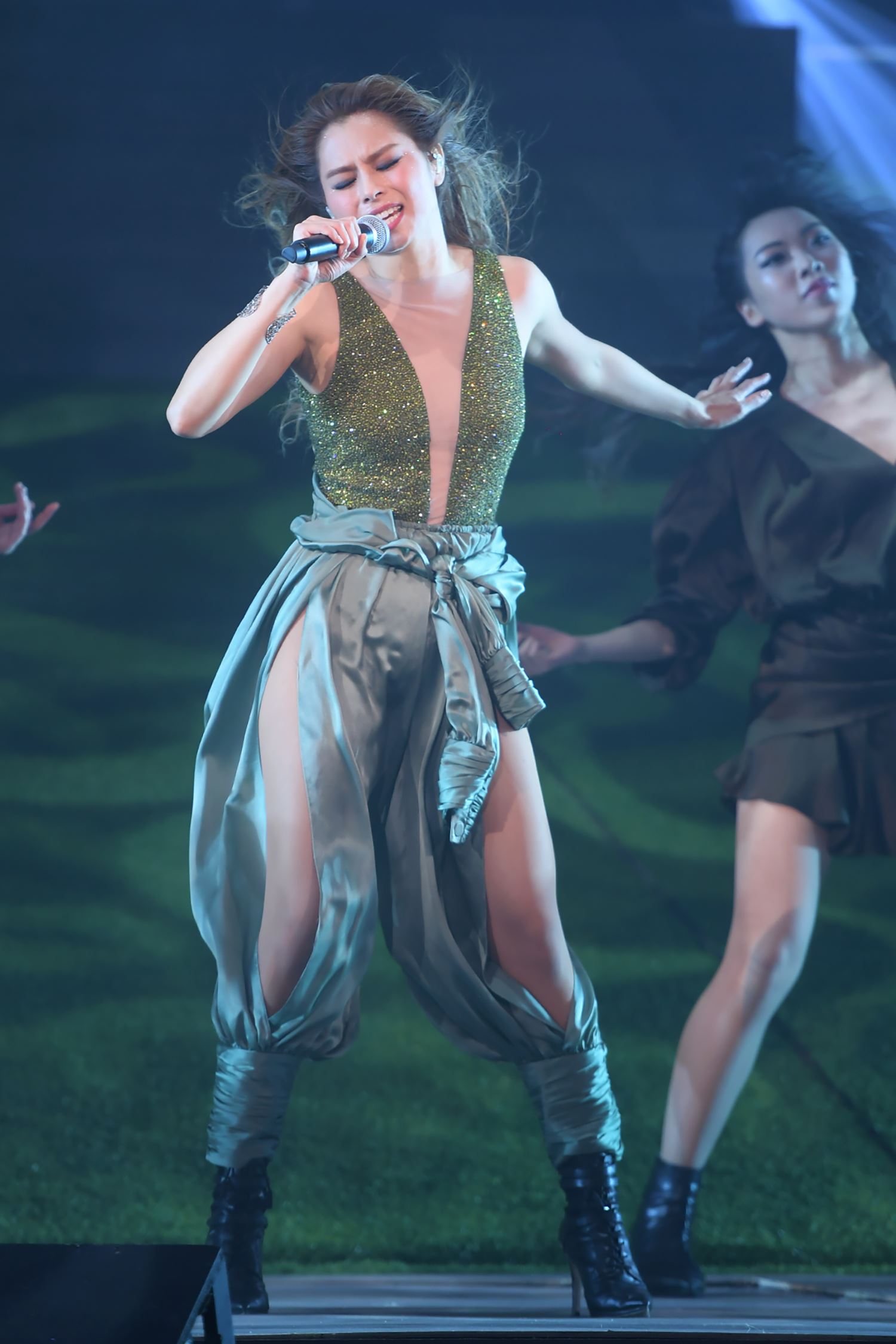 gin lee红馆演唱会首场完美演绎！喜获偶像许志安撑场