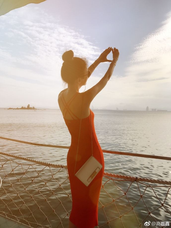 薛之谦与前妻复合！高磊鑫不仅肤白貌美 身材也一级棒