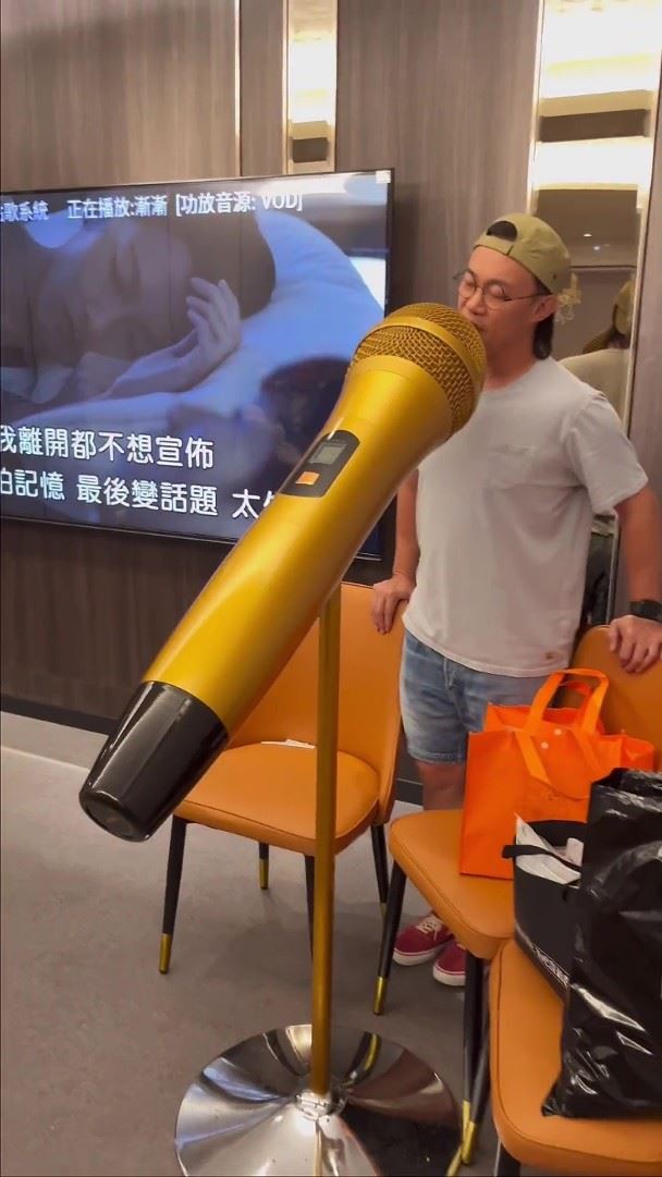 陈奕迅在ktv拿出私藏麦克风唱k❗用比人还大个的「金麦」飙唱《渐渐》🔥