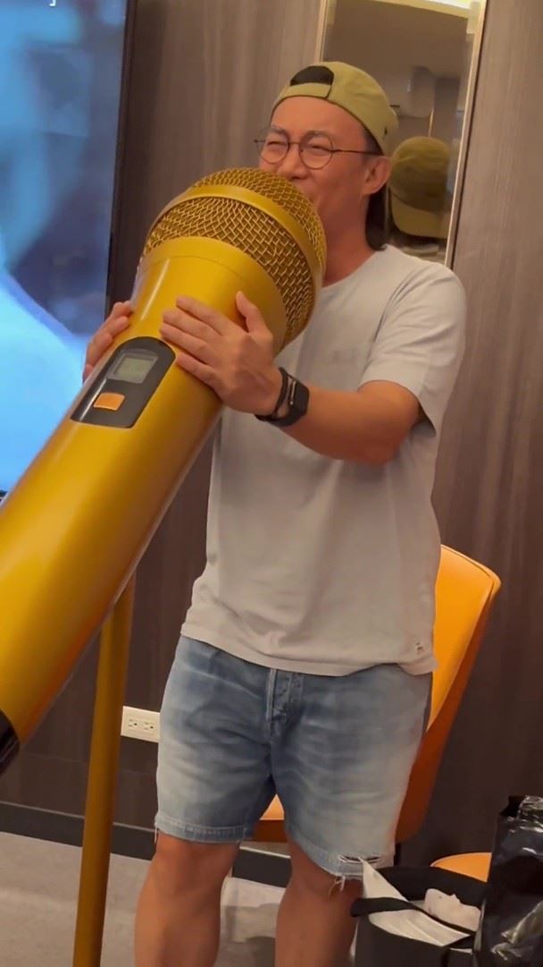 陈奕迅在ktv拿出私藏麦克风唱k❗用比人还大个的「金麦」飙唱《渐渐》🔥