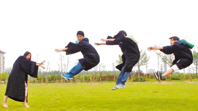 毕业照还在死板板的站在哪里？这样拍才cool啦！