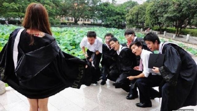 毕业照还在死板板的站在哪里？这样拍才cool啦！