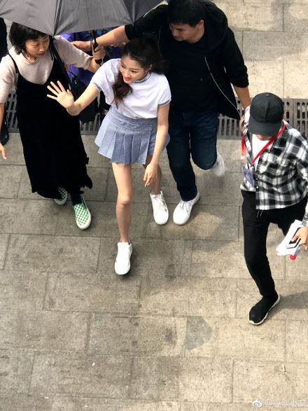 关晓彤穿短裙引围观！双腿瘦的夸张就像竹竿