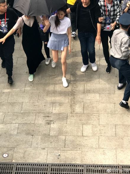 关晓彤穿短裙引围观！双腿瘦的夸张就像竹竿