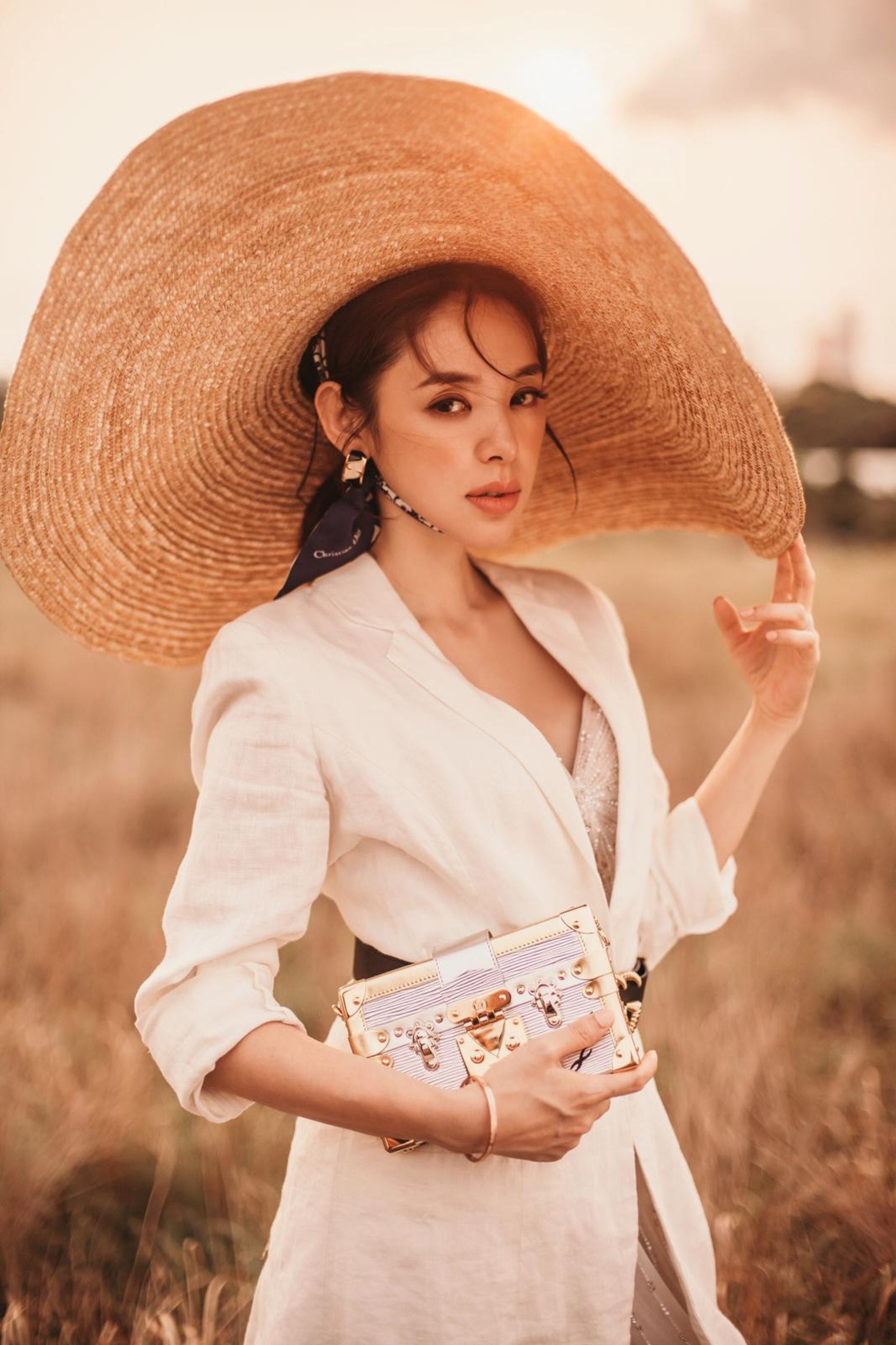 【多图】谭凯琪婚纱照曝光啦！紫蓝色婚纱好梦幻就像一朵云