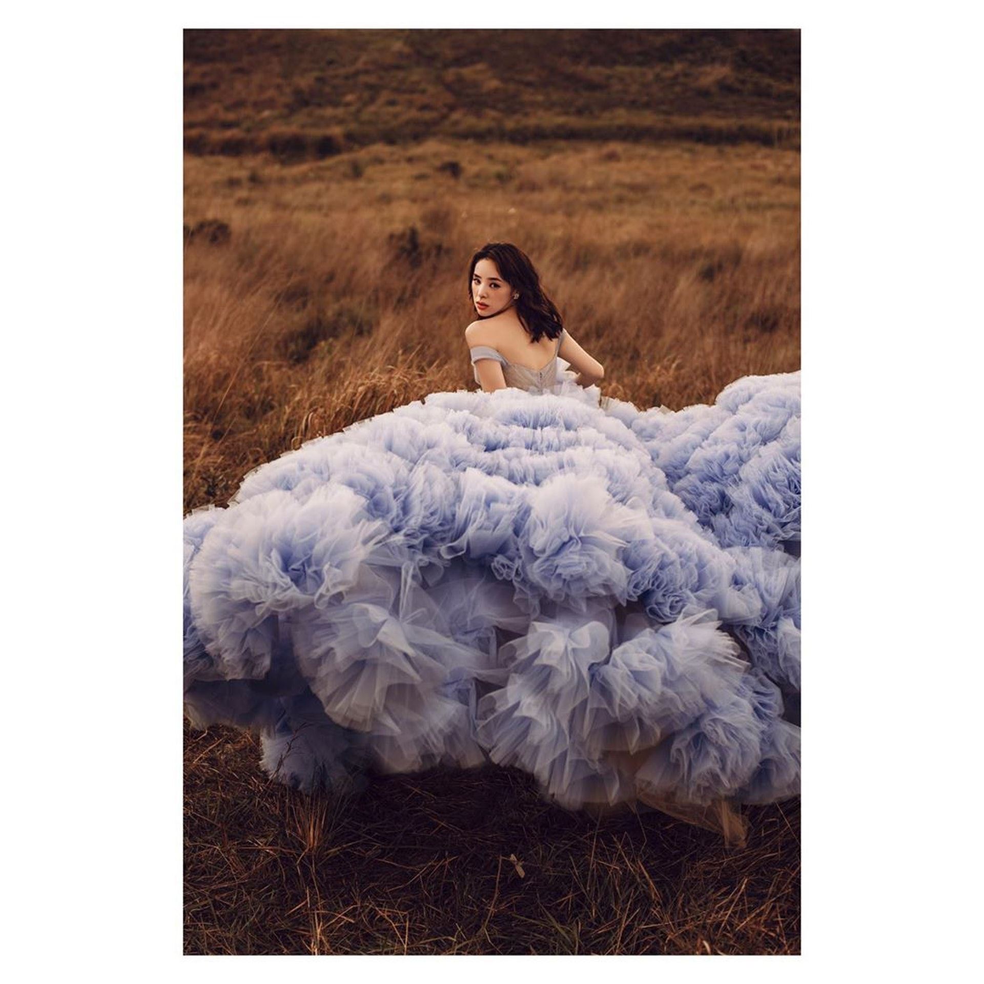 【多图】谭凯琪婚纱照曝光啦！紫蓝色婚纱好梦幻就像一朵云