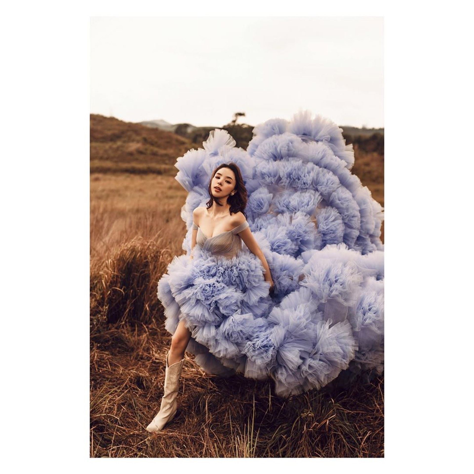 【多图】谭凯琪婚纱照曝光啦！紫蓝色婚纱好梦幻就像一朵云