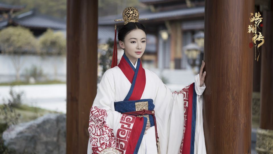 再现魏姐霸气！吴谨言从小宫女到王后服装造型！