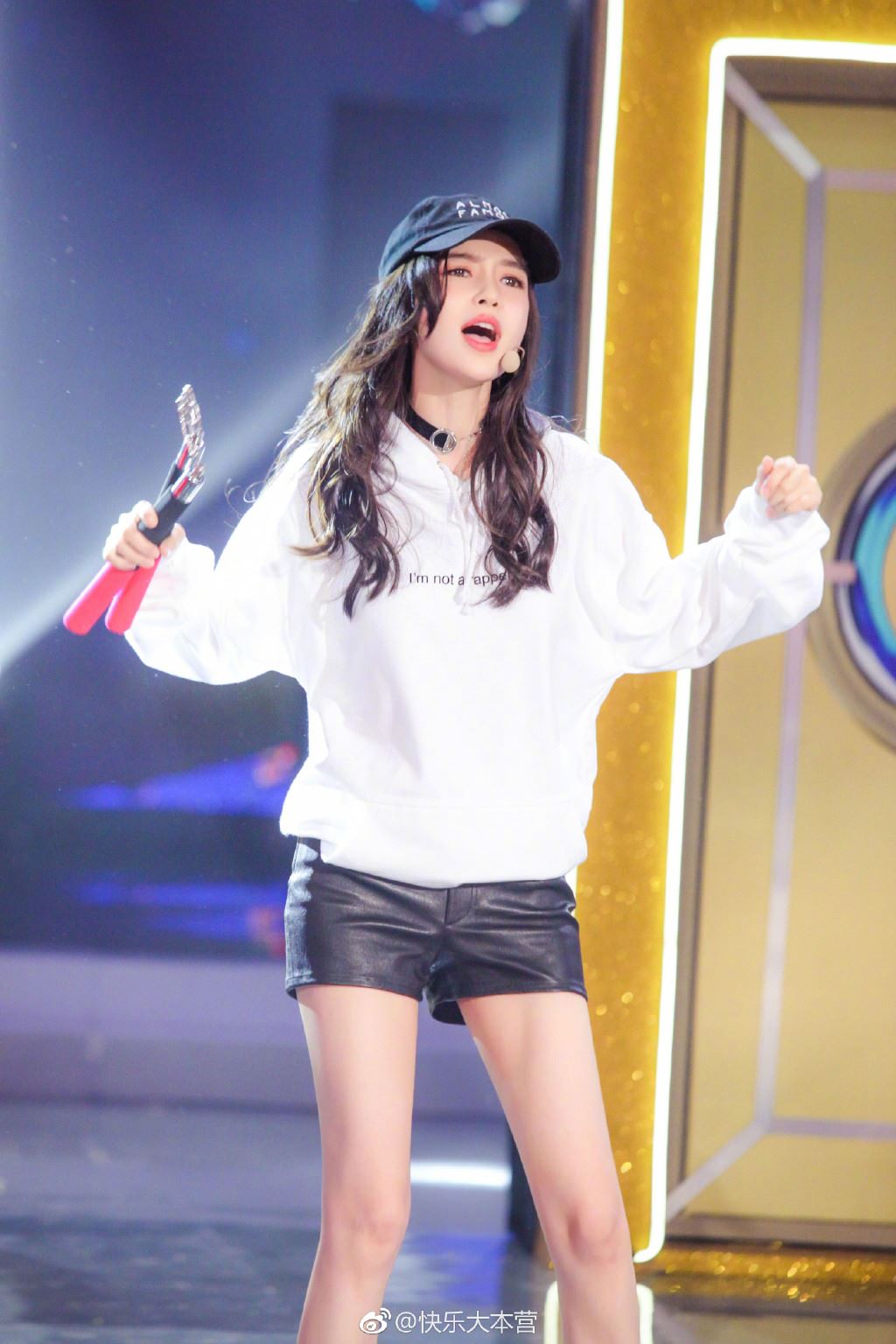 baby耍花式双节棍大秀筷子腿！“跑调组合”张艺兴、吴昕再挑战金曲