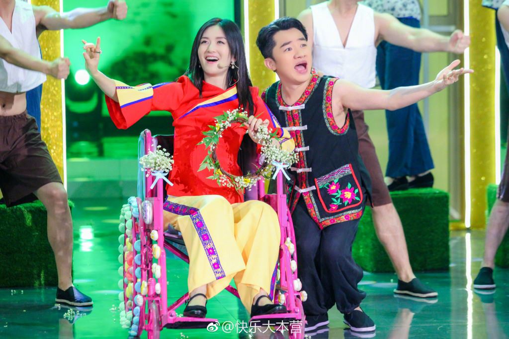 baby耍花式双节棍大秀筷子腿！“跑调组合”张艺兴、吴昕再挑战金曲