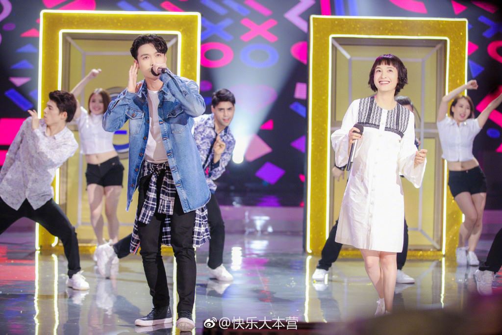 baby耍花式双节棍大秀筷子腿！“跑调组合”张艺兴、吴昕再挑战金曲