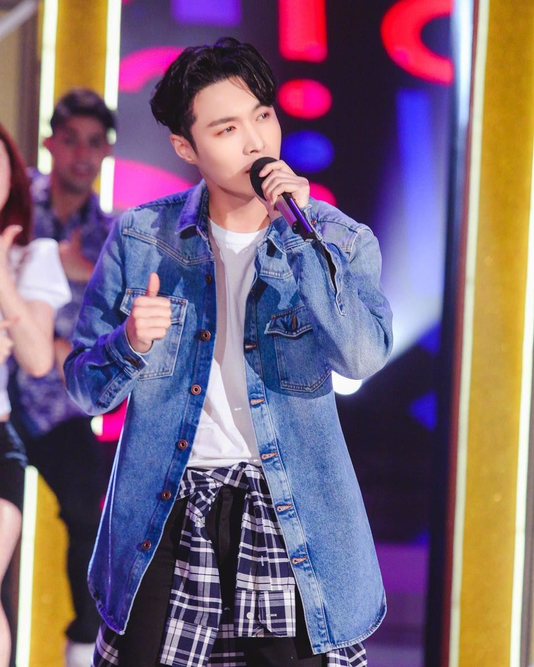 baby耍花式双节棍大秀筷子腿！“跑调组合”张艺兴、吴昕再挑战金曲