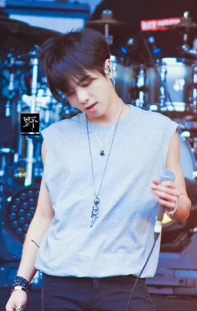 颜值高就是任性!华晨宇8款帅爆表发型!