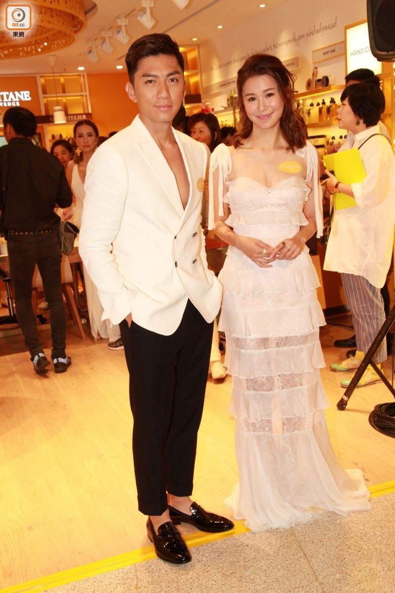 真的超级难得！黄翠如低胸裙露事业线 