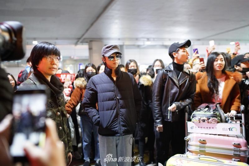 华晨宇确认加盟《歌手》！深夜抵达拍摄地点获大批粉丝接机