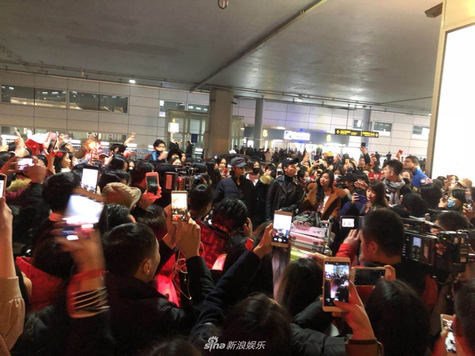 华晨宇确认加盟《歌手》！深夜抵达拍摄地点获大批粉丝接机