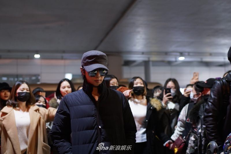 华晨宇确认加盟《歌手》！深夜抵达拍摄地点获大批粉丝接机