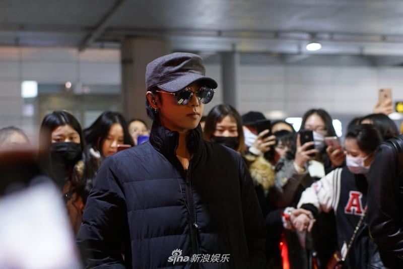 华晨宇确认加盟《歌手》！深夜抵达拍摄地点获大批粉丝接机