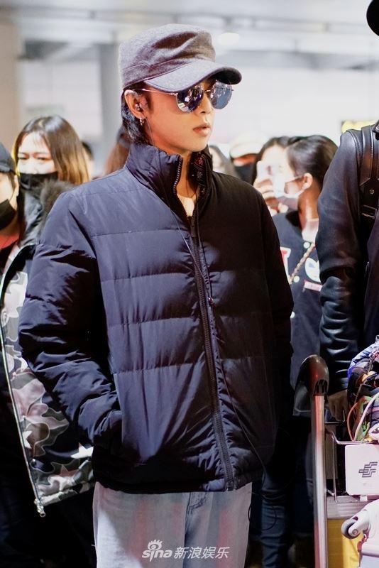 华晨宇确认加盟《歌手》！深夜抵达拍摄地点获大批粉丝接机