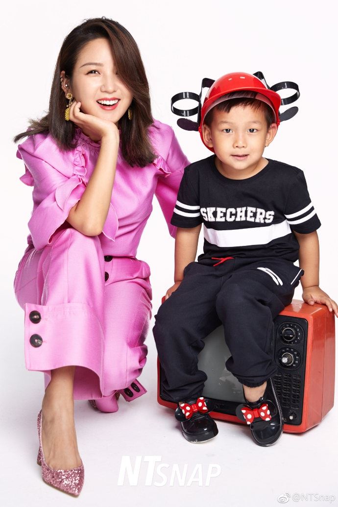 【多图】何洁与七宝拍摄母子时尚写真！超可爱的～