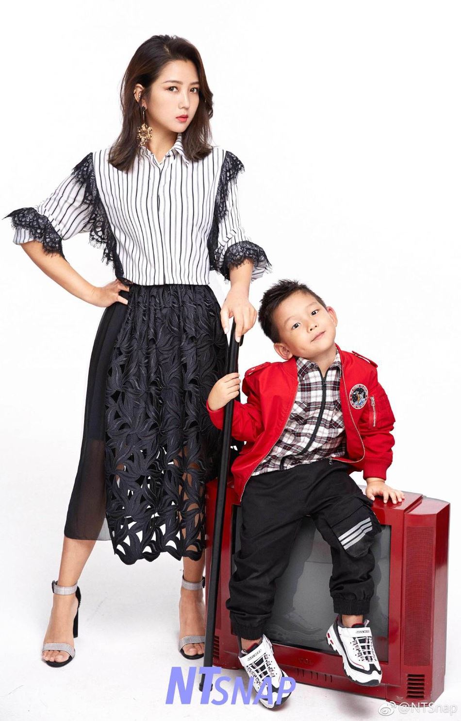 【多图】何洁与七宝拍摄母子时尚写真！超可爱的～