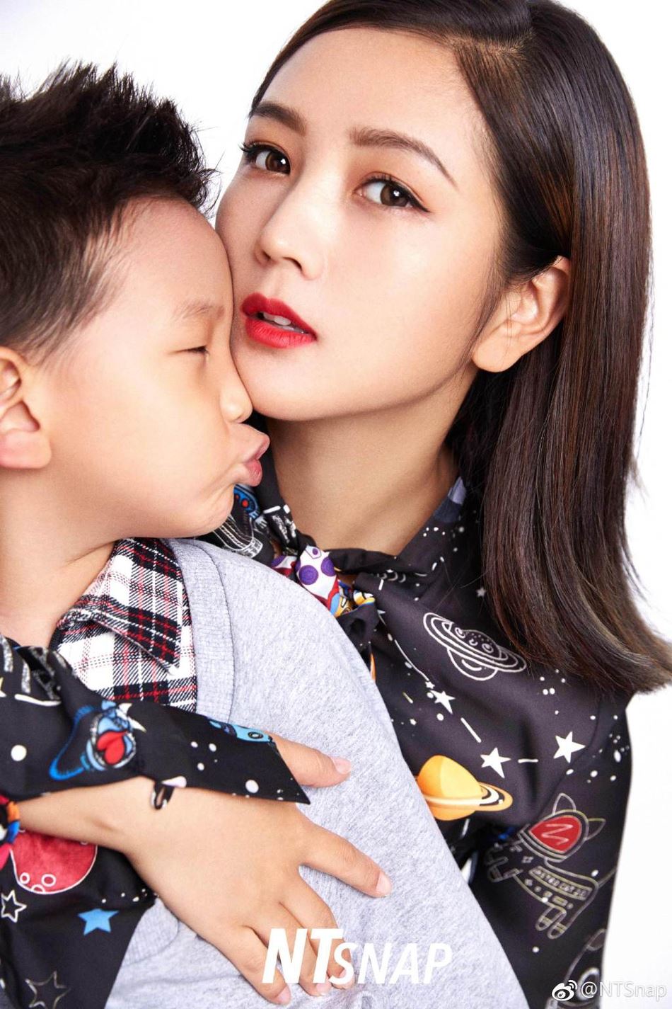 【多图】何洁与七宝拍摄母子时尚写真！超可爱的～