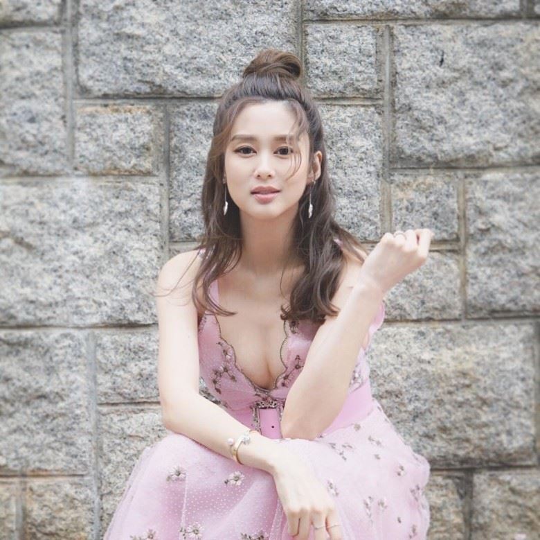 岑丽香晒索爆低胸照！网友赞：最火辣孕妇