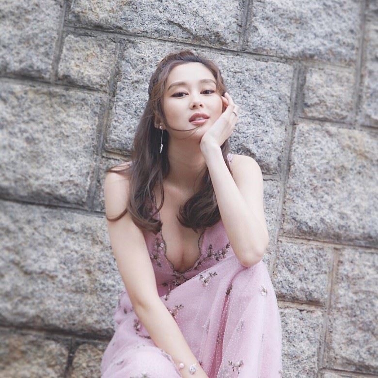 岑丽香晒索爆低胸照！网友赞：最火辣孕妇