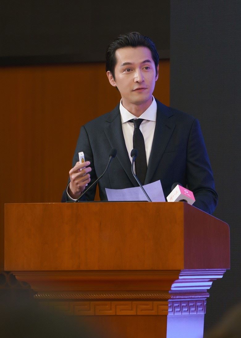 胡歌听演讲时「打瞌睡」样被疯传!网友喊心疼