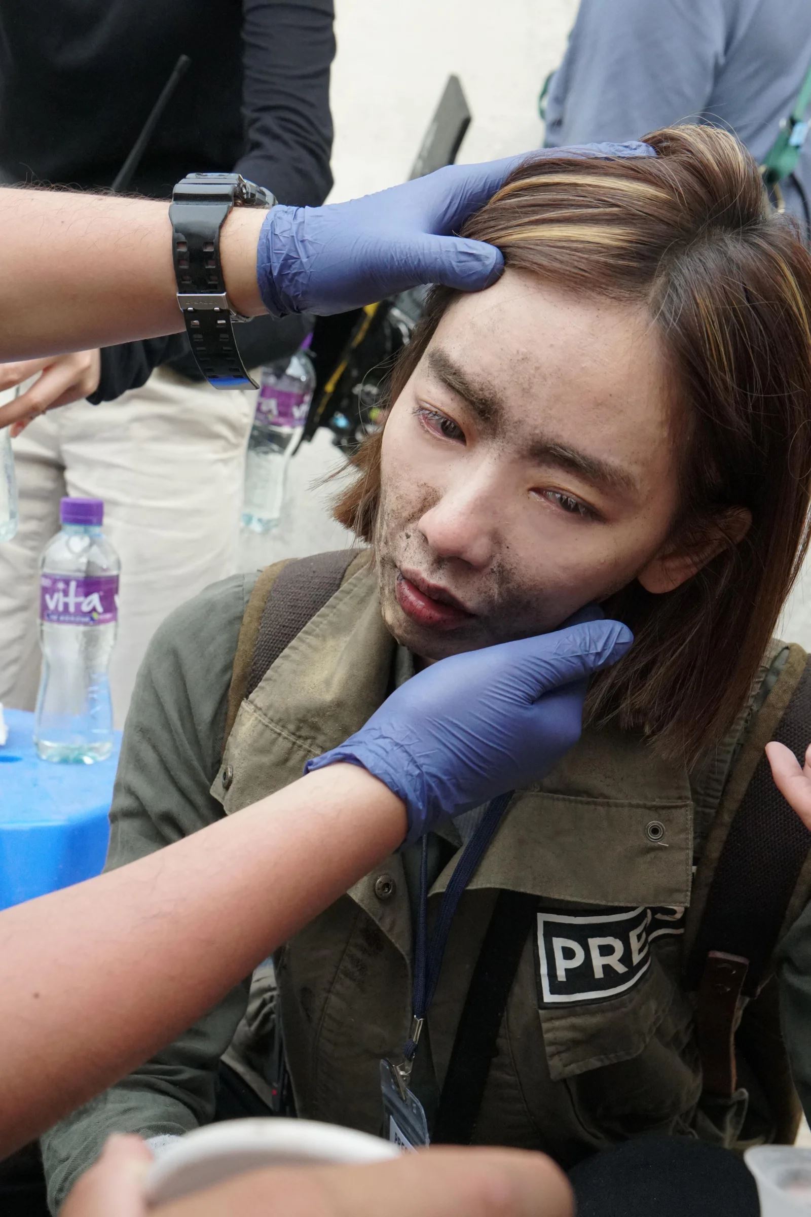 刘雅瑟拍《海关战线》出意外❗️ 化学品弹入眼睛😱