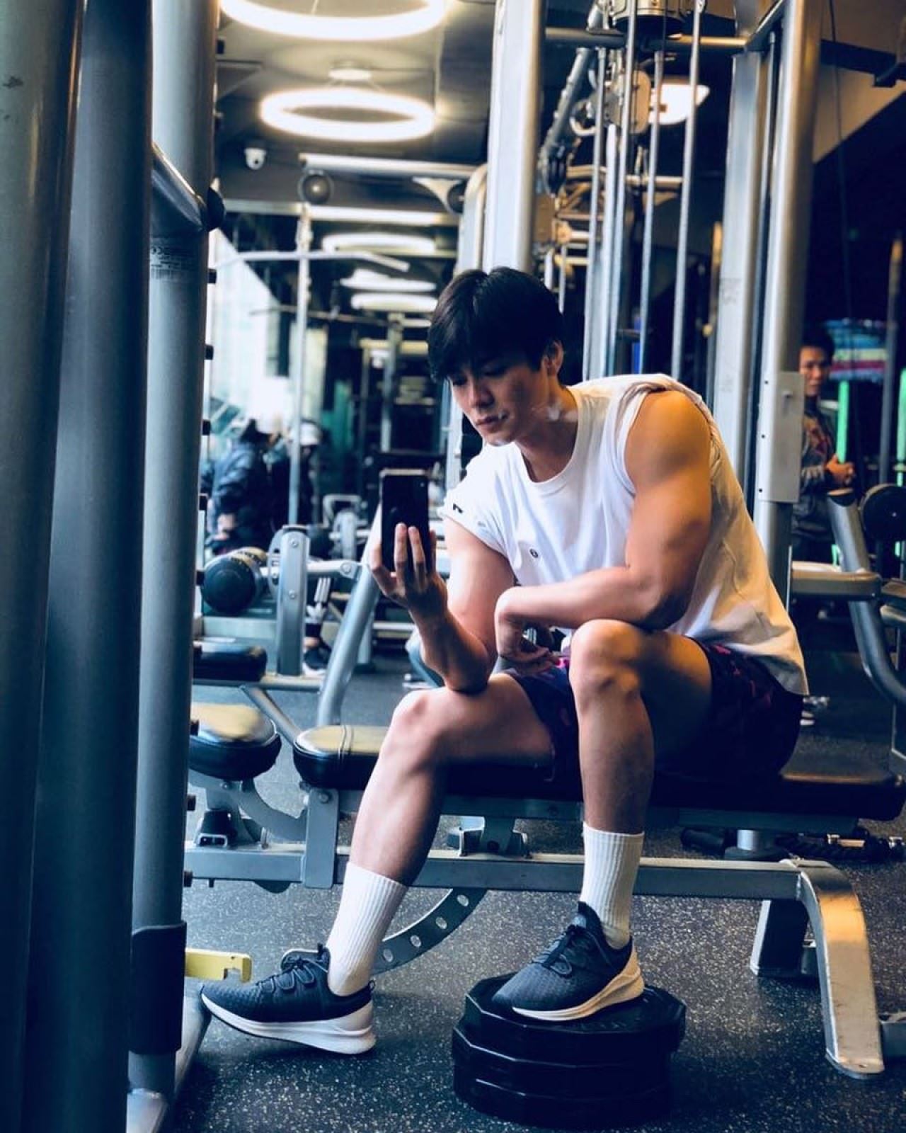 罗仲谦好man啊！晒40吋爆肌照看得粉丝心花怒放