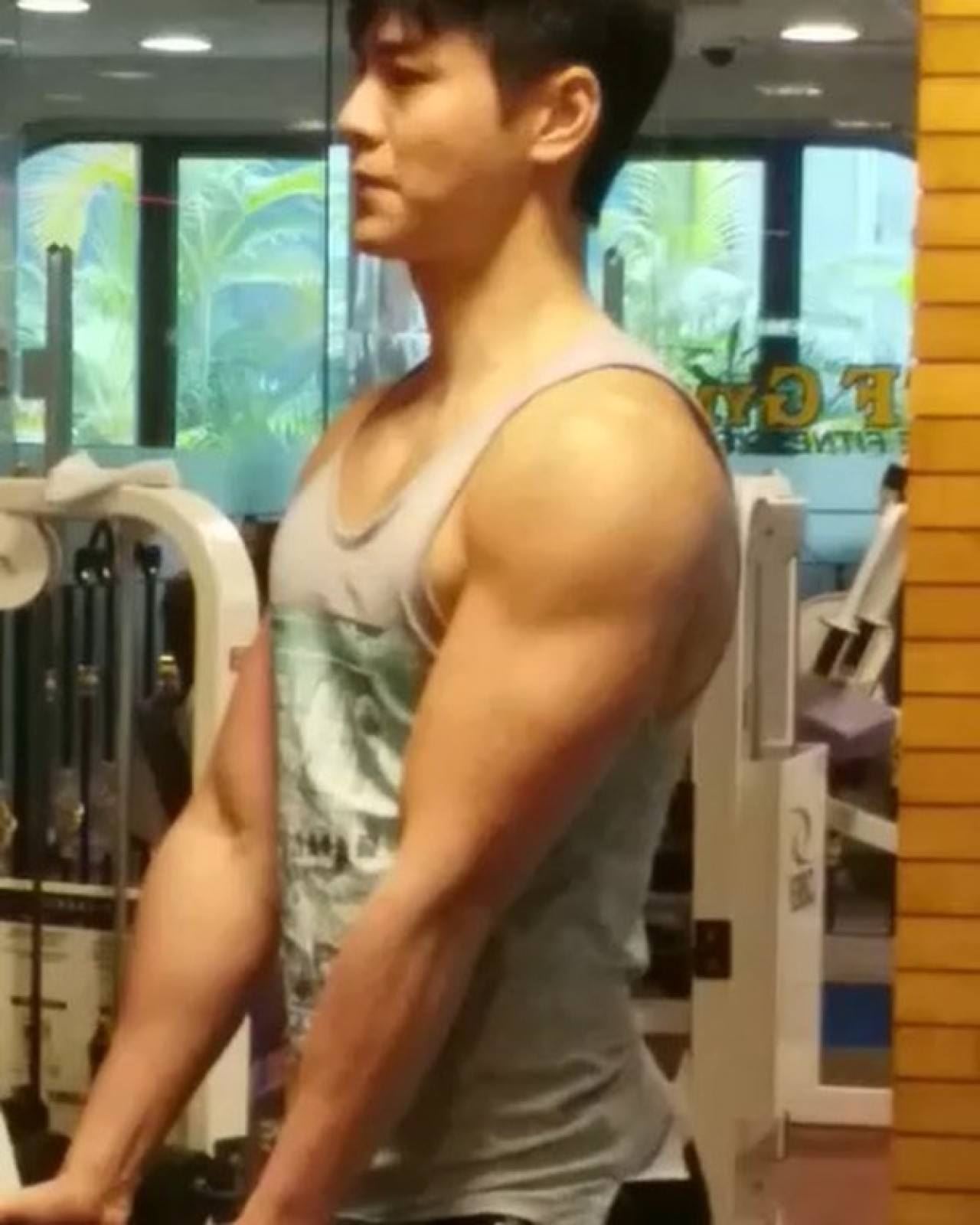 罗仲谦好man啊！晒40吋爆肌照看得粉丝心花怒放