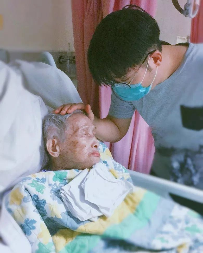 婆婆去世！黄建东上载合照自责不是乖孙：好想念你