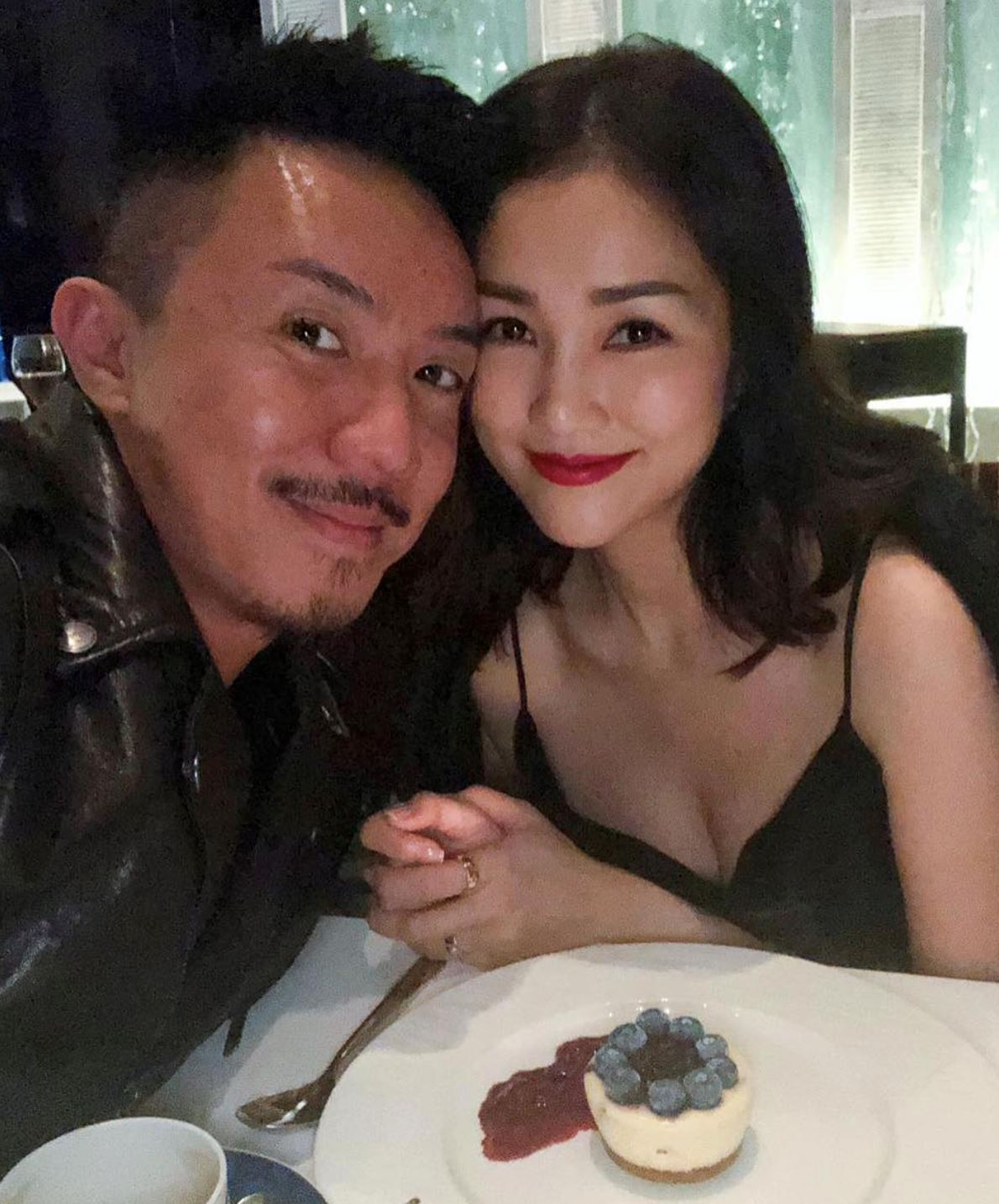 盘点8对香港恩爱夫妻！爱情故事甜到漏！携手走过高山低谷⋯