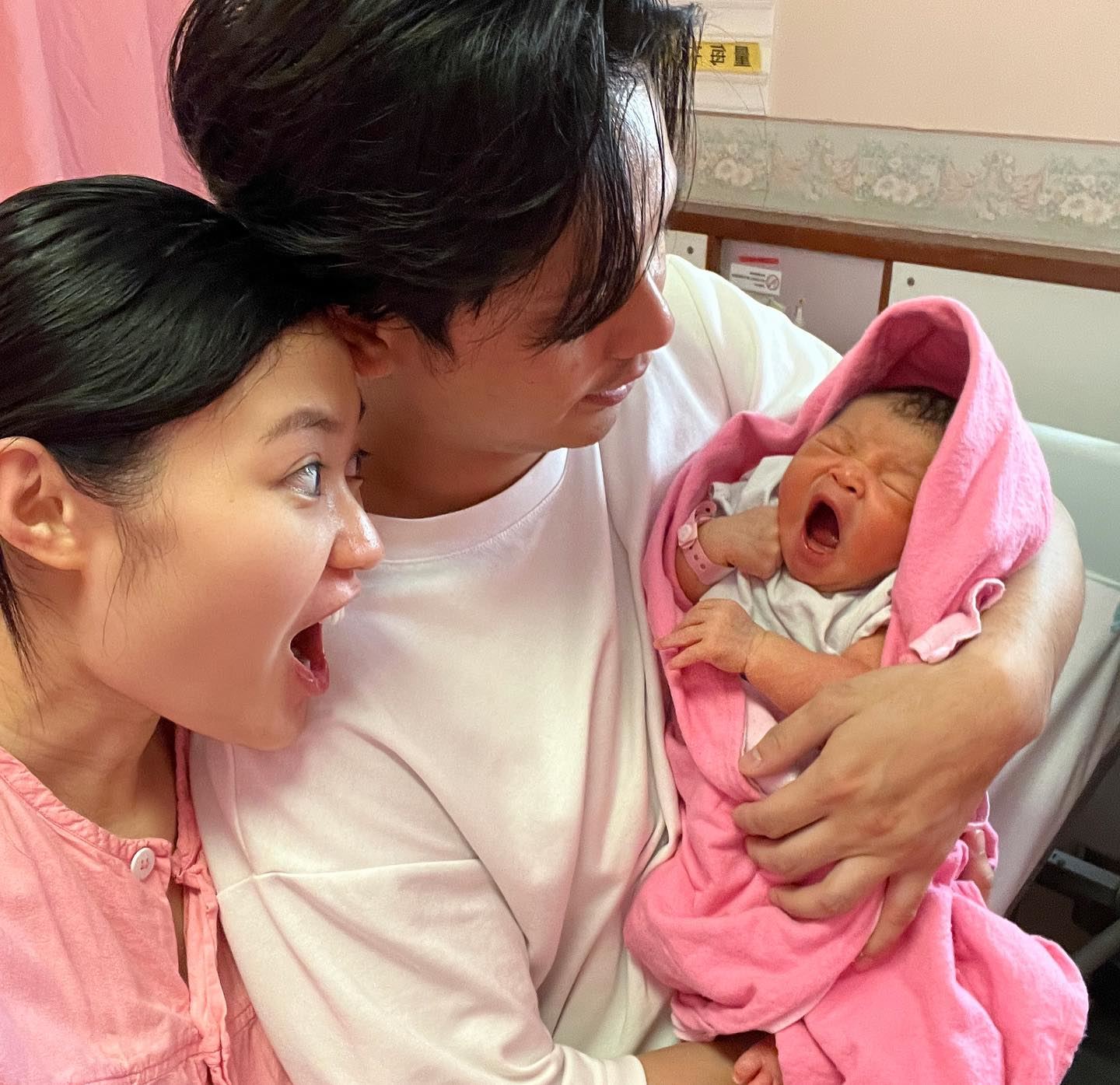 武打女星何佩珉宝宝平安出世👶直言见到bb那一刻就忘记了所有的痛🔥