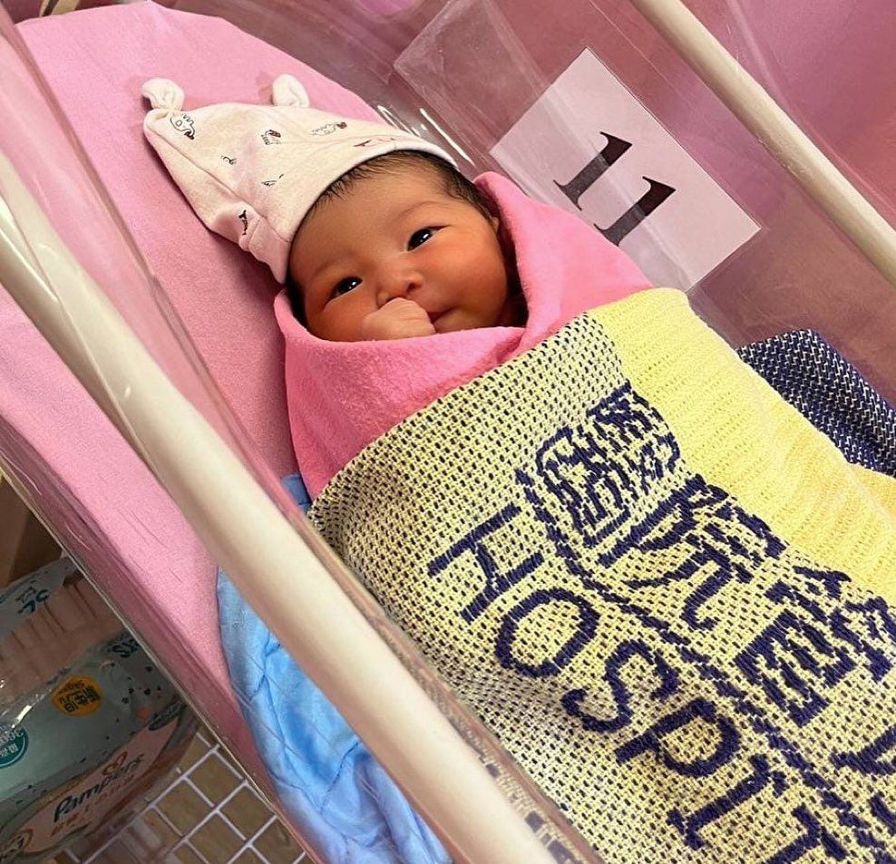 武打女星何佩珉宝宝平安出世👶直言见到bb那一刻就忘记了所有的痛🔥