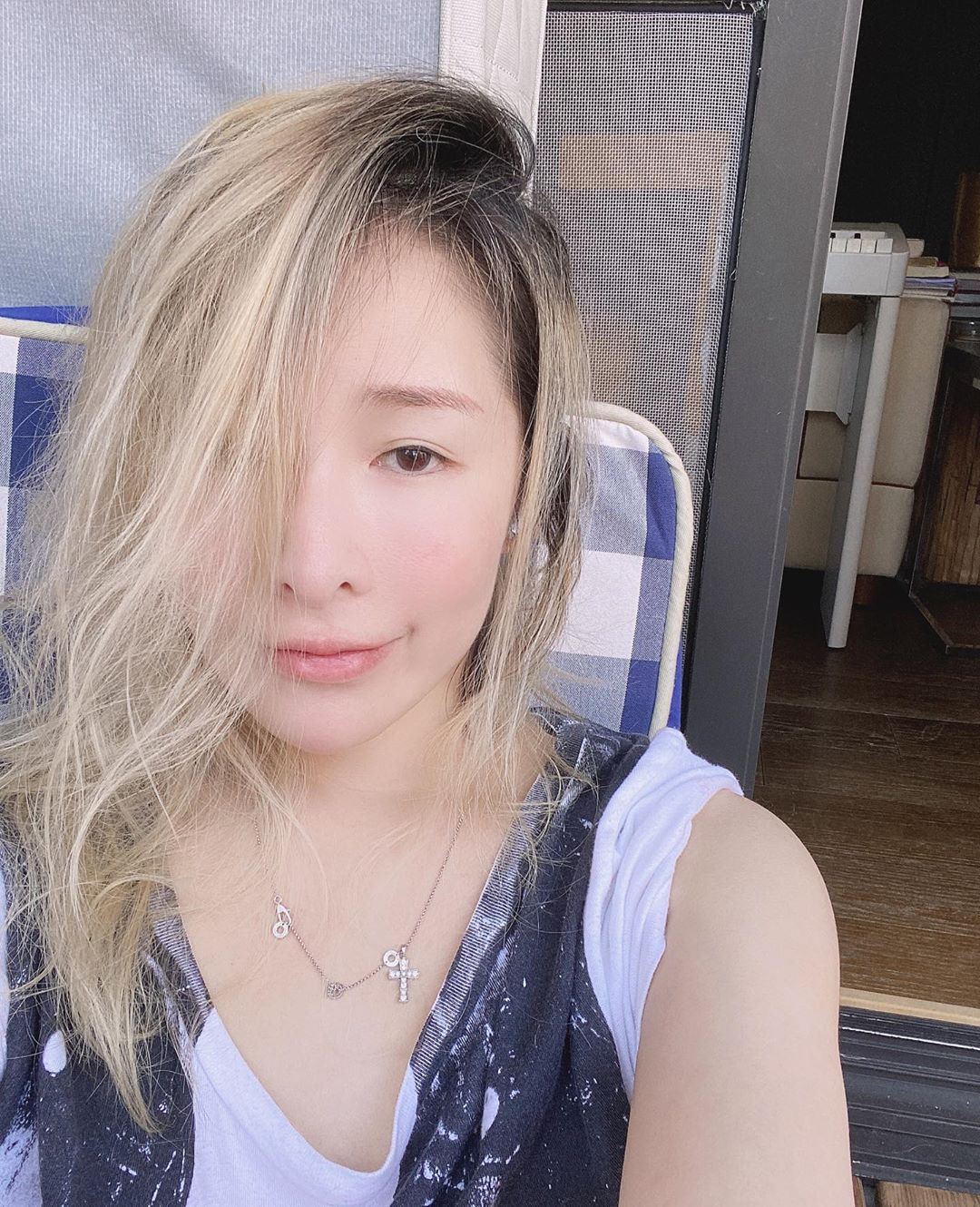 萧亚轩ig晒自拍家里室内照曝光，栽种大量盆栽充满文青气息！