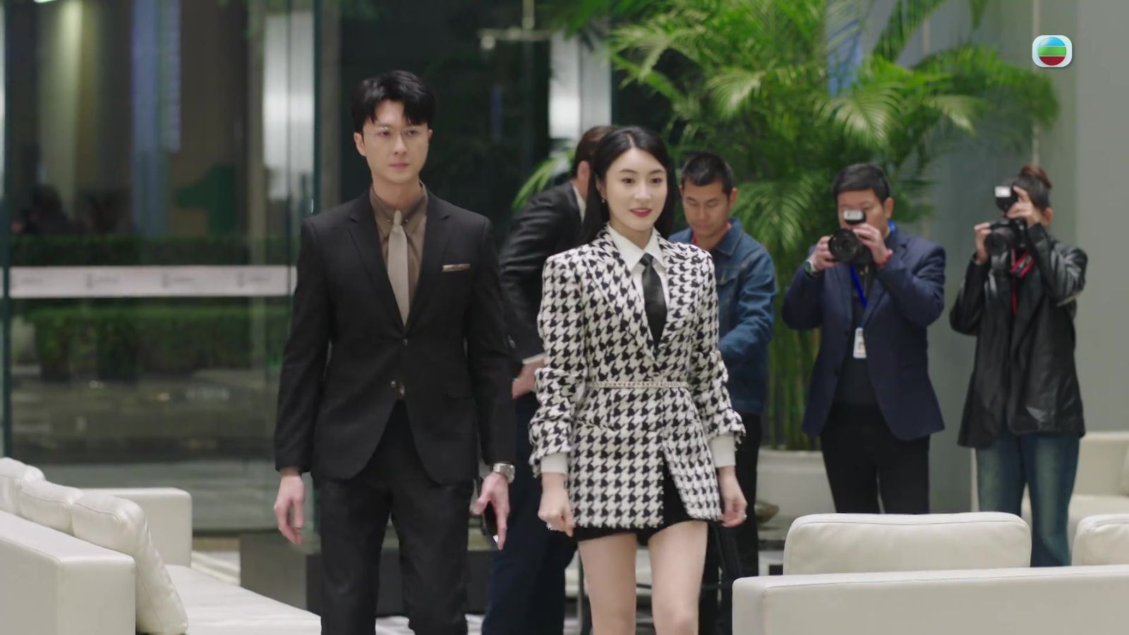 tvb《黑色月光》林夏薇一集换6套衣❗你最爱哪一套❓