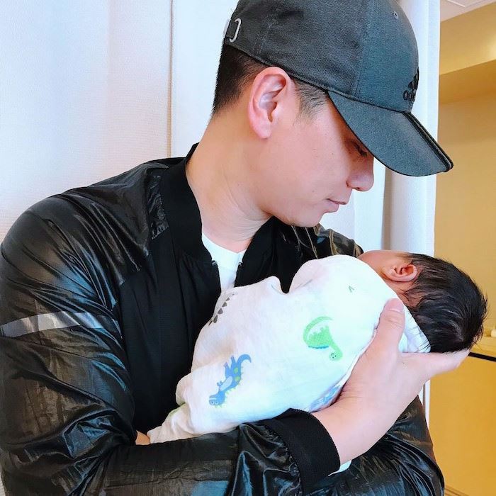 ig分享妈妈经！胡杏儿升级新手妈妈制初乳　