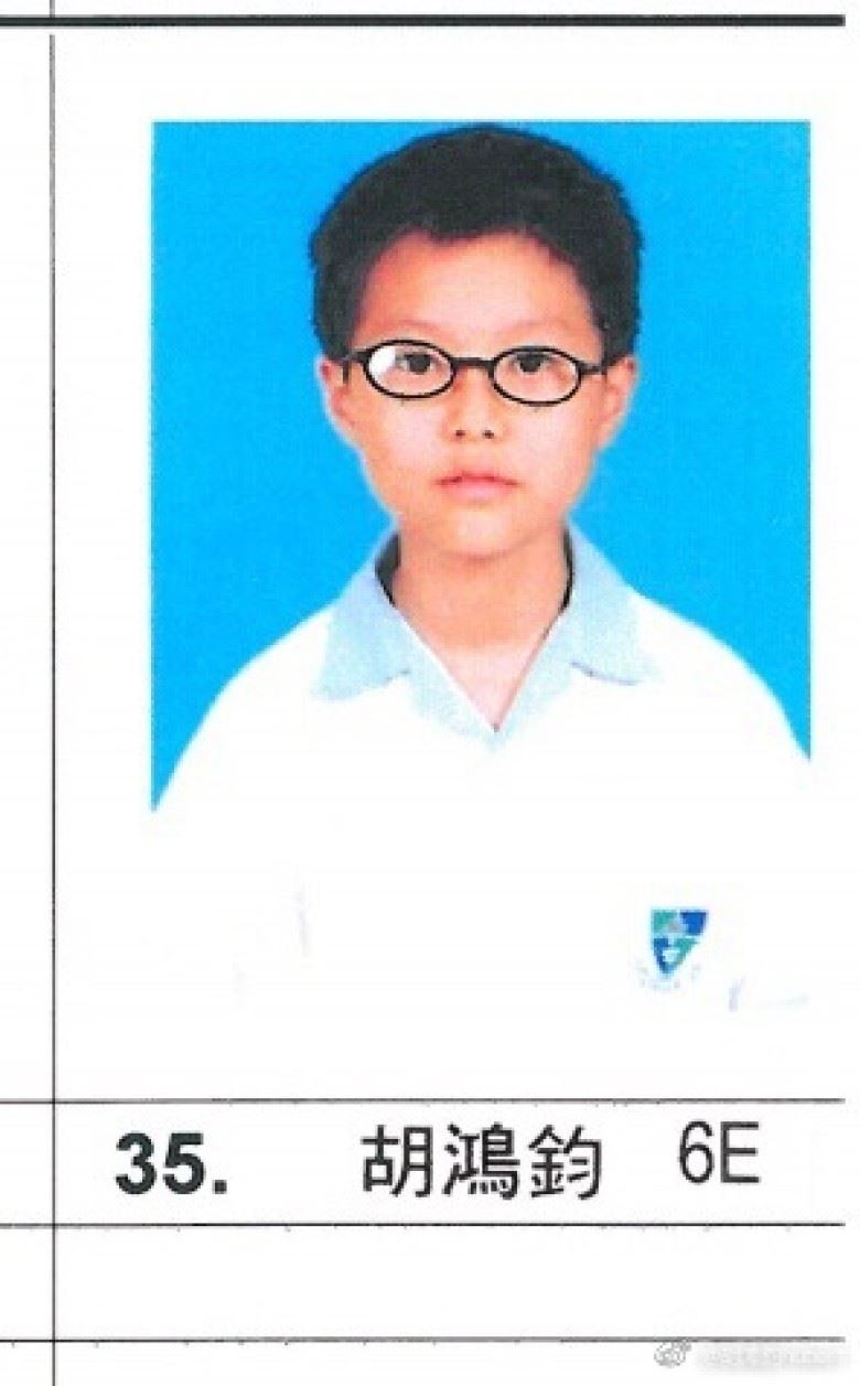 胡鸿钧晒小学六年级照片！网友撑整容：脸也是尖尖的
