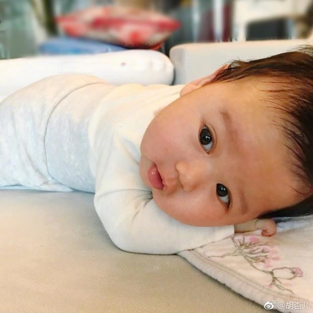 胡杏儿首度晒出儿子正面照！宝宝双眼皮厚到...