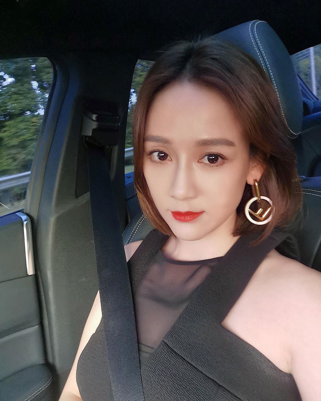 陈乔恩身穿泡泡波点裙玩着泡泡机，少女感十足！网民：真的是“陈三岁”！