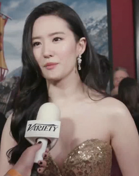 刘亦菲出席《花木兰》首映:我姥姥在武汉很好!身为一个巫裔很骄傲!